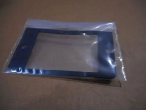 Dichtung in durchsichtiger Verpackung, vermutlich von Remeha, mit rechteckiger Form und zwei Löchern zur Befestigung.
